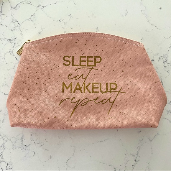 💸 BUY 2 GET 1 💸 NEW Mud Pie cosmetic bag - Picture 1 of 1